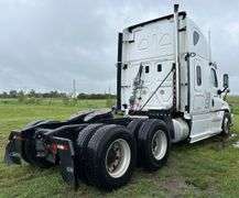 2013 Freightliner Cascadia Semi Truck