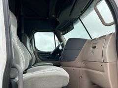 2013 Freightliner Cascadia Semi Truck