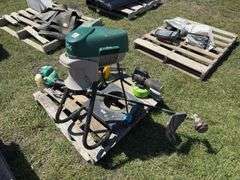 Pallet w/ Mosquito magnet, weed eater (gas sn 13059N302213, unknown condition), Brumisateur  - unknown condition, *Unreserved*