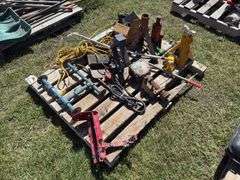 Pallet w/ Axle Stand, Car jack, Hydraulic bottle jack, extension cord, *Unreserved*