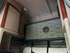 2013 Freightliner Cascadia Semi Truck