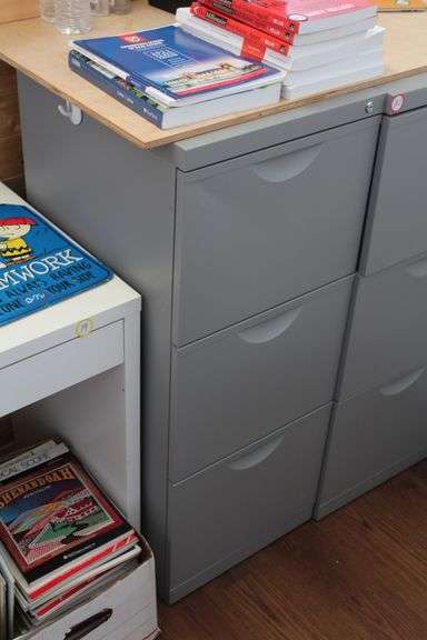 3-DRAWER METAL FILING CABINET APROX 15"x18"x3.5' GREY COLOR