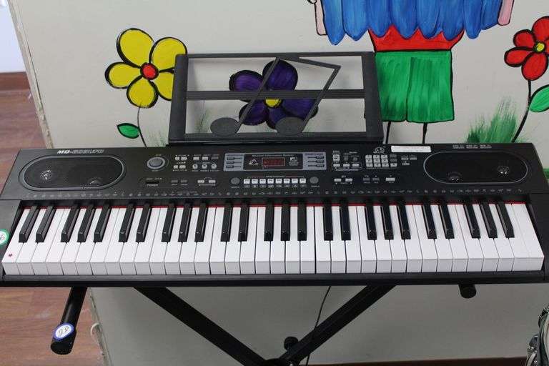 SOUND MASTER MQ-603UFB 61-KEY ELECTRIC KEYBOARD WITH NUMERAL DISPLAY, AND SOUND EFFECTS, POWER SUPPLY INCLD.
