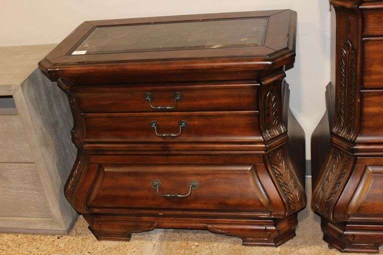 AICO FURNITURE 34040-34 TUSCANO MELANGE NIGHTSTAND, MICHAEL AMINI DESIGN, MADE FROM PINE SOLIDS & PINE VERNEERS WITH BUTTERSCOTCH MARBLE INLAY TOP, HAND CARVED ACANTHUS LEAF DETAIL, & 3-DRAWERS APROX 3' x 19" x 32" HARDLY USED ORIGINAL RETAIL $970