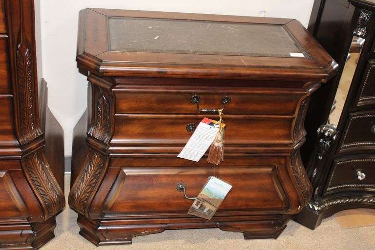 AICO FURNITURE 34040-34 TUSCANO MELANGE NIGHTSTAND, MICHAEL AMINI DESIGN, MADE FROM PINE SOLIDS & PINE VERNEERS WITH BUTTERSCOTCH MARBLE INLAY TOP, HAND CARVED ACANTHUS LEAF DETAIL, & 3-DRAWERS APROX 3' x 19" x 32" HARDLY USED ORIGINAL RETAIL $970