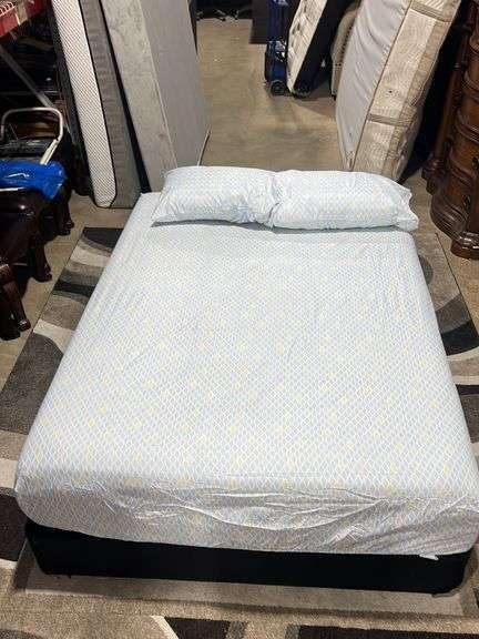 TEMPURPEDIC QUEEN SIZE BOX SPRING AND MATTRESS