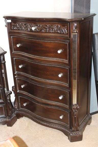 CROWN MARK BANKSTON DARK BROWN CHEST OF DRAWERS MODEL B1660-4 SOLID WOOD, WITH MIRRORED ACCENTS, CRYSTAL APPEARING ACRYLIC KNOBS & 5-DRAWERS APROX 42" x 10" x 56.5" HARDLY USED MADE IN 2018 NEW RETAIL $1,300