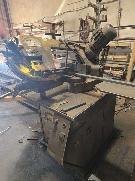 FMB FABRICA MACHINE BERGAMO INDUSTRIAL BAND SAW MODEL TRITON 220V 50HZ 1.1KW 290Kg BOLTED INTO GROUND