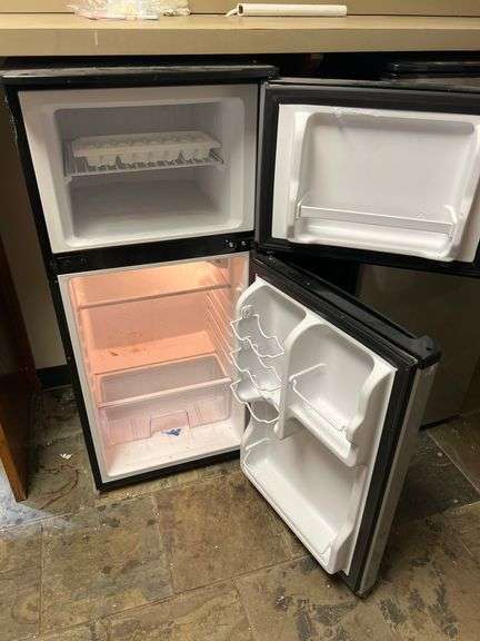 MAGIC CHEF 4.3CU.FT. TWO DOOR REFRIGERATOR STAINLESS AND BLACK MODEL HVDR430SE IN WORKING CONDITION WITH ICE TRAY & MANUAL INCLD.