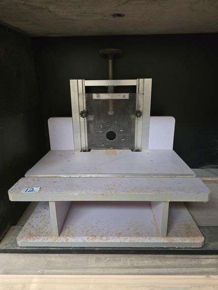 ROUTER TABLE APROX 2'L x 17"