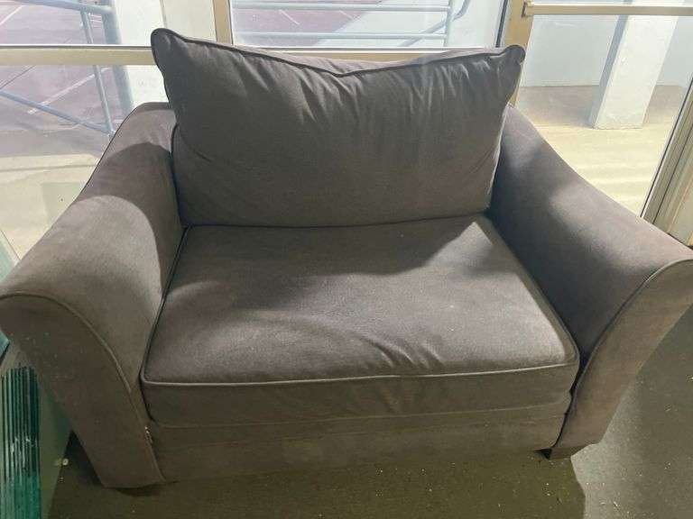 FRONT WAITING ROOM DÉCOR AND HOOVER POWERMAX II VACUUM AND WOODEN WINE RACK CABINET