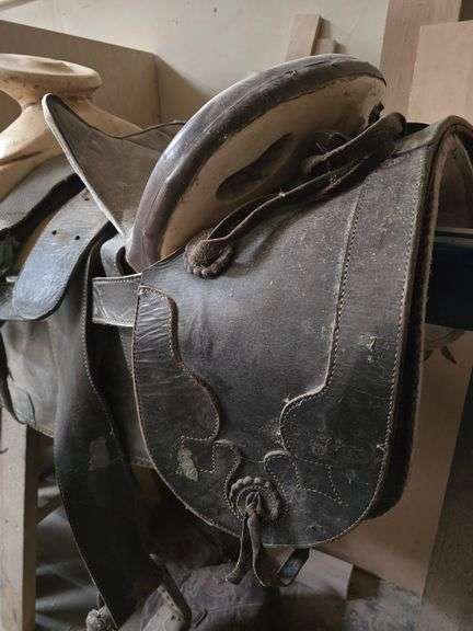 WESTERN STYLE RODEO SADDLE