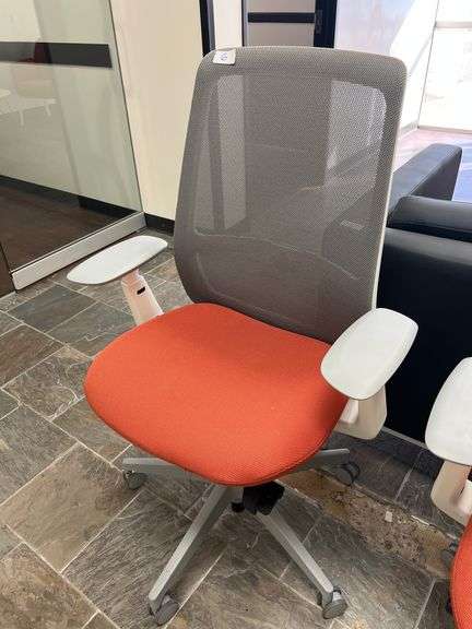 HAWORTH SOJI TASK CHAIR ON WHEELS WITH 3-ADJUSTABLE POSITIONS