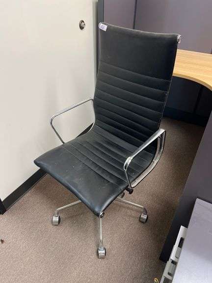 BLACK LEATHER LIKE OFFICE CHAIR WITH POLISHED CHROME METAL APROX 23"x20"x44"
