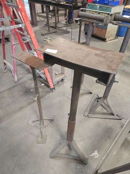 MATERIAL HANDLING STAND WITH ADJUSTABLE HEIGHT