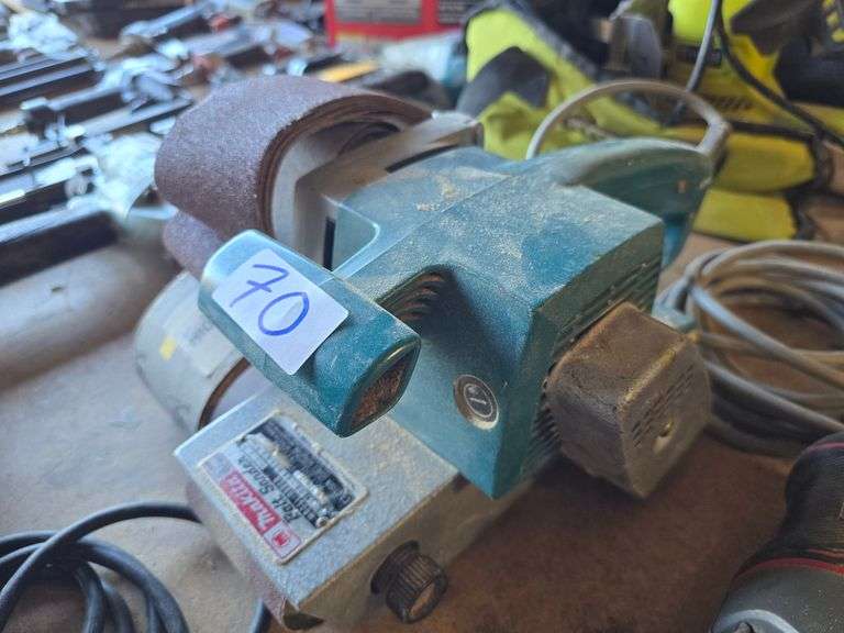 MAKITA CORDED BELT SANDER MODEL 9900B 7.8A 360M/MIN WITH SOME BELTS INCLD.