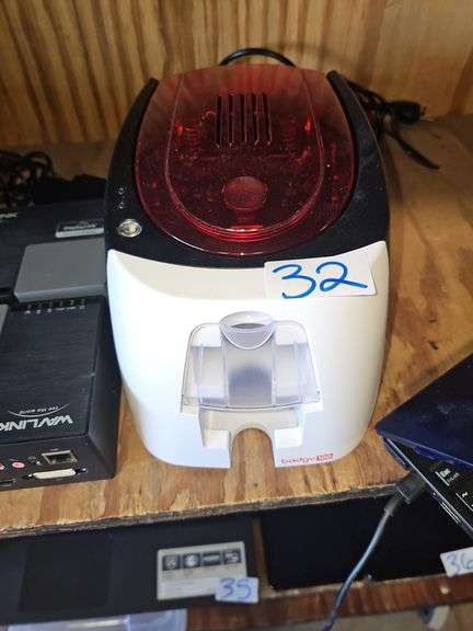 BADGY 100 EASY TO USE PLASTIC BADGE CREATOR COMPATIBLE WITH MAC OR WINDOWS