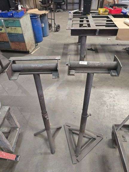 MATERIAL HANDLING STAND WITH ADJUSTABLE HEIGHT