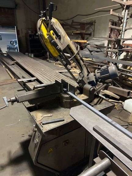 FMB FABRICA MACHINE BERGAMO INDUSTRIAL BAND SAW MODEL TRITON 220V 50HZ 1.1KW 290Kg BOLTED INTO GROUND