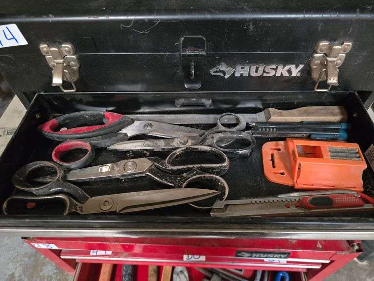 VARIOUS BOX CUTTERS AND LARGE SCISSORS WITH PACK OF APROX 50 BLADES