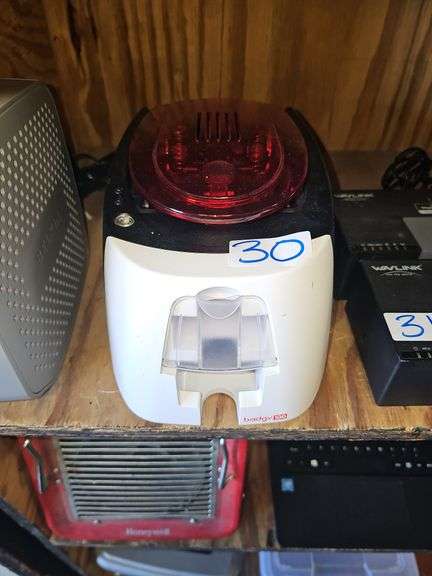 BADGY 100 EASY TO USE PLASTIC BADGE CREATOR COMPATIBLE WITH MAC OR WINDOWS