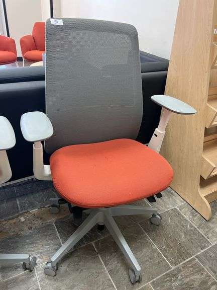 HAWORTH SOJI TASK CHAIR ON WHEELS WITH 3-ADJUSTABLE POSITIONS