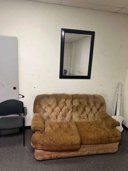 CONTENTS OF STAFF MEETING ROOM