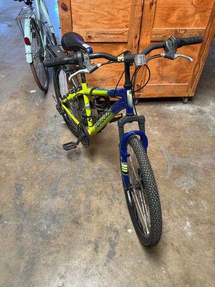 MONGOOSE SEPTER NEON BICYCLE MODEL R3022TG WITH SCHWIN CARGO RACK