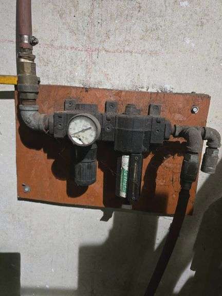 SPEEDAIRE PNEUMATIC GAUGE MANIFOLD 160PSI MAX COMPLETE WITH EXTREMELY LARGE HOSE **Requires removal from wall