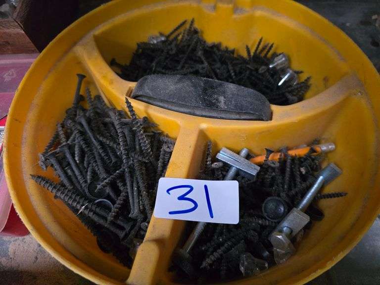 VARIETY OF WOODWORKING SCREWS