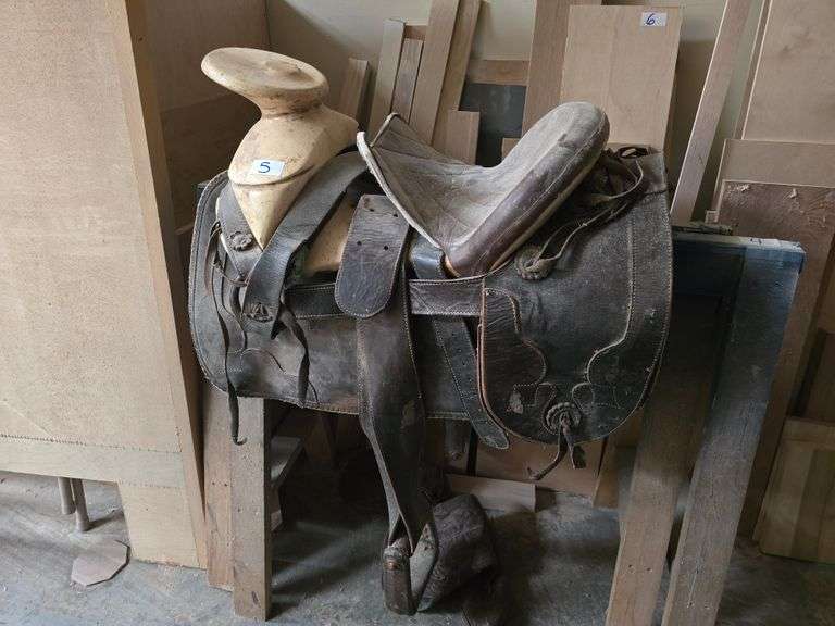 WESTERN STYLE RODEO SADDLE