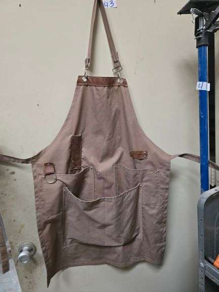 HEAVY DUTY APRON WITH LEATHER ACCENTS