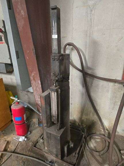 BLACKSMITHS PNEUMATIC POWER HAMMER FORGE APROX 5' TOTAL H