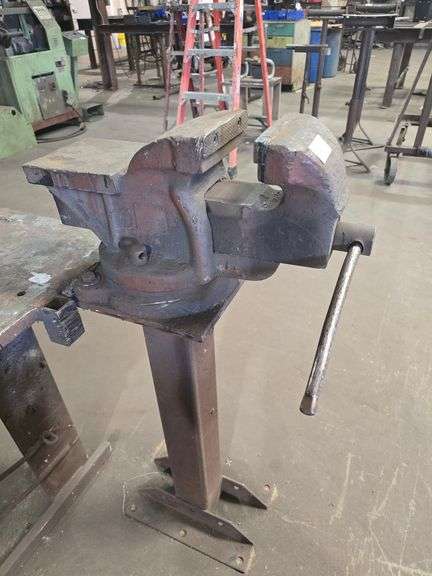 6" HEAVY DUTY SOLID METAL VICE ON STAND APROX 42" TOTAL H