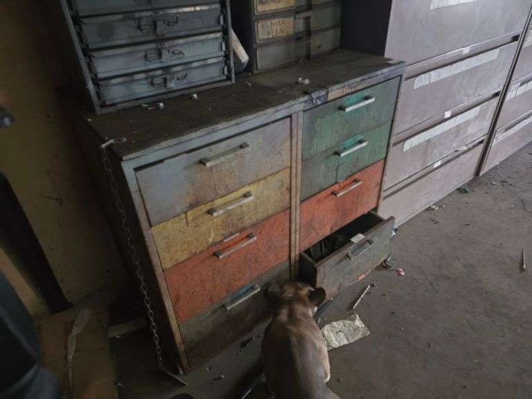 METAL WAREHOUSE TOOL ORGANIZER WITH 8-DRAWERS AND SOLID WOOD TOP APROX 3'x22"x3' **Pickup after 2pm