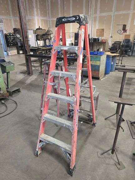 WERNER 6' LADDER 300LB CAP.