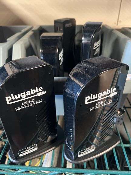 PLUGABLE TRIPLE DISPLAY USB-C DOCKING STATION WITH (2) POWER CABLES AND QUICK START GUIDE INCLD. WITH LOT