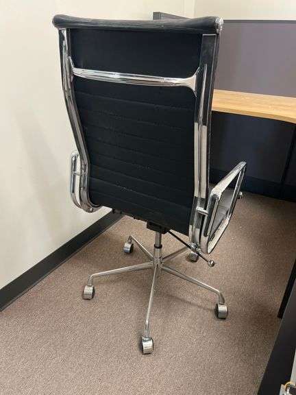 BLACK LEATHER LIKE OFFICE CHAIR WITH POLISHED CHROME METAL APROX 23"x20"x44"