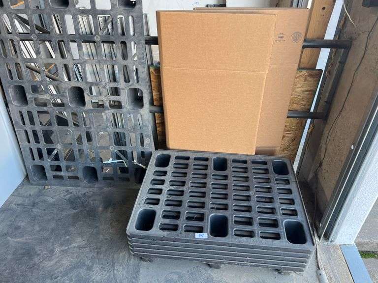 AUER BLACK PLASTIC SMALL PALLET LP 0806 APROX 2' x 32" & SINGLE LARGE BLACK PLASTIC PALLET APROX 31"x47"