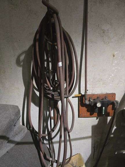 SPEEDAIRE PNEUMATIC GAUGE MANIFOLD 160PSI MAX COMPLETE WITH EXTREMELY LARGE HOSE **Requires removal from wall