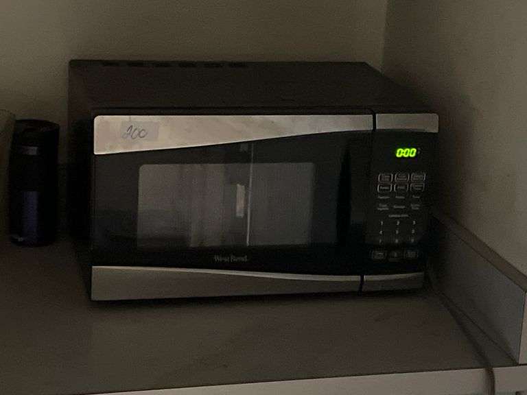 WEST BEND 900W STAINLESS STEEL AND BLACK MICROWAVE FOR REPAIR