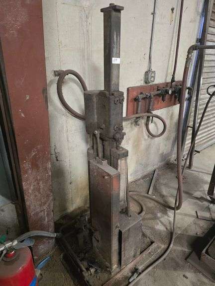 BLACKSMITHS PNEUMATIC POWER HAMMER FORGE APROX 5' TOTAL H