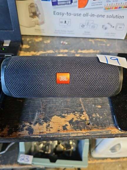 JBL FLIP 5 BLUETOOTH WATER RESISTANT SPEAKER IN WORKING CONDITION
