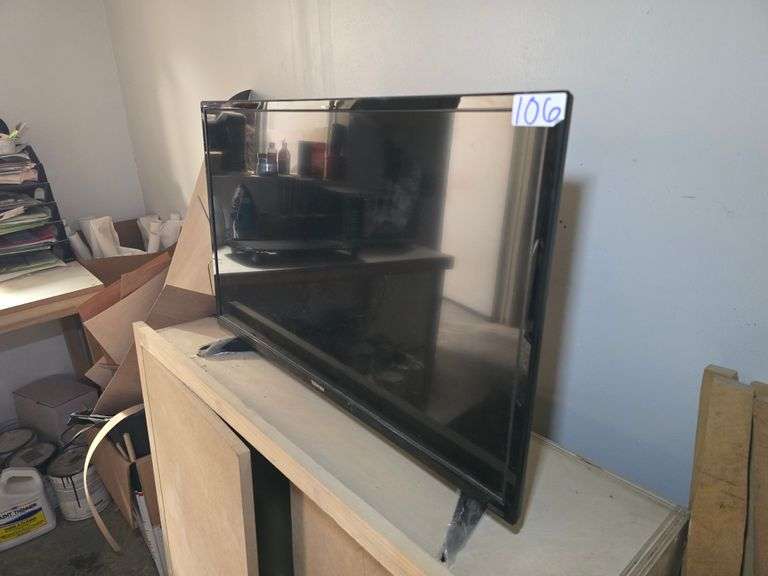 TOSHIBA 32LF221U19 32"TV WITH POWER CABLE AND ANTENNA INCLD.