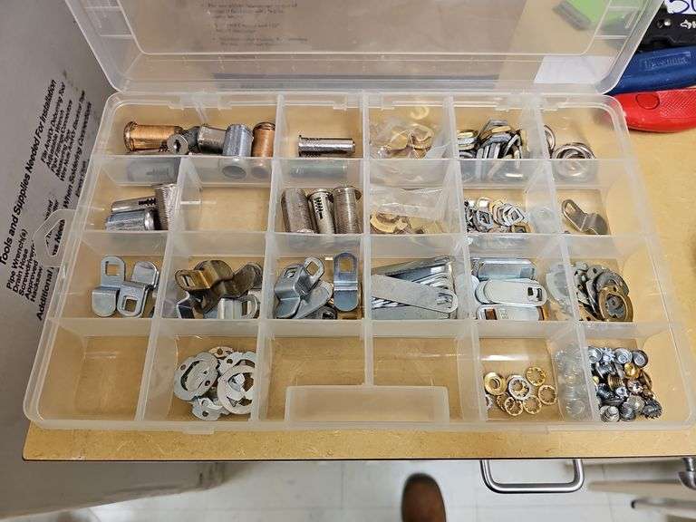 PLASTIC SMALL PARTS ORGANIZER WITH REMOVABLE DIVIDERS APROX 14"x9"x2"