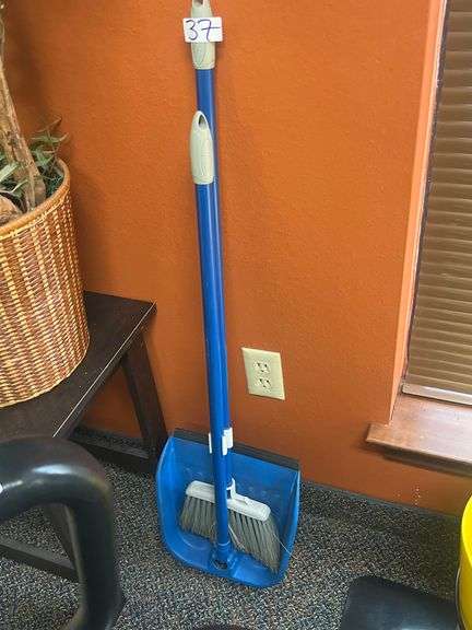 QUICKIE EASY-STORAGE BROOM AND DUSTPAN KIT