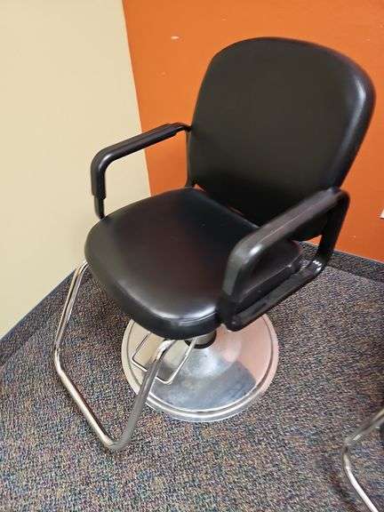 PIBBS BLACK HYDRAULIC SALON STYLING CHAIR