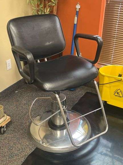 KAEMARK W-60 WESTFALL HYDRAULIC STYLING CHAIR BLACK RETAIL $787 WITH BLACK ANTI-FATIGUE MAT INCLD.