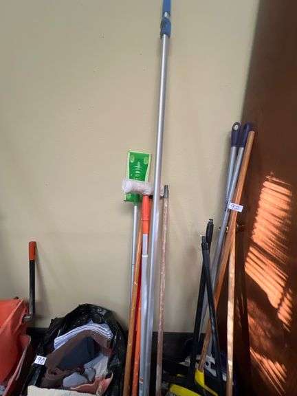 CLEANING TOOL HANDLES INCLUDING UNGER 12' CONNECT & CLEAN TELESCOPING HANDLE, SWIFFER, HDX ECT