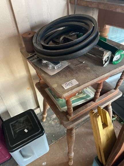 Vintage solid wood end table aprox 16"x24"